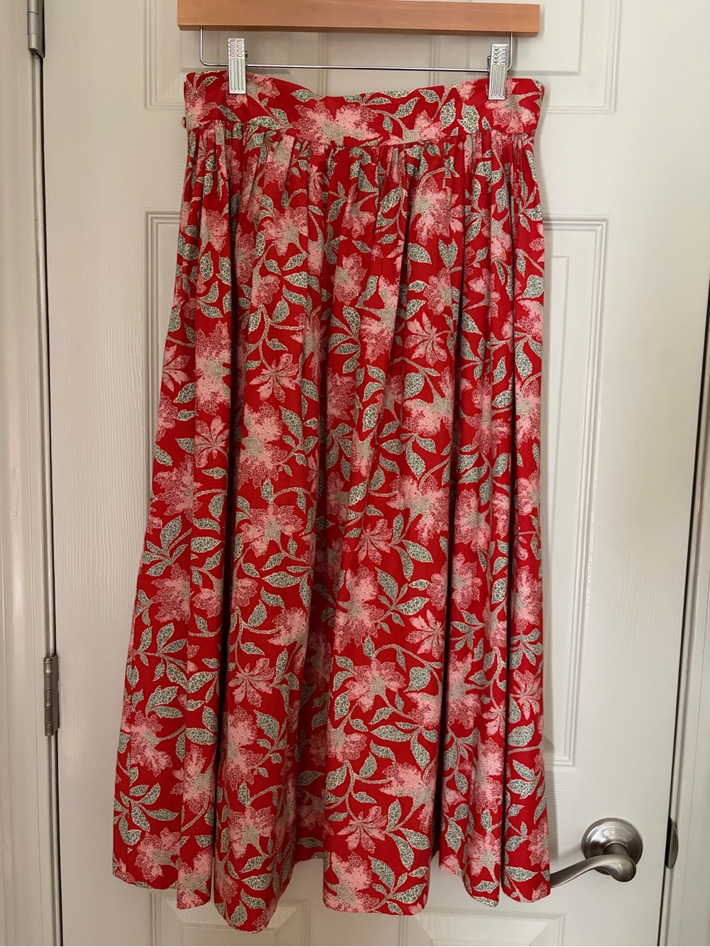 DOÊN ALMAFI RED FLORAL SKIRT SIZE MEDIUM